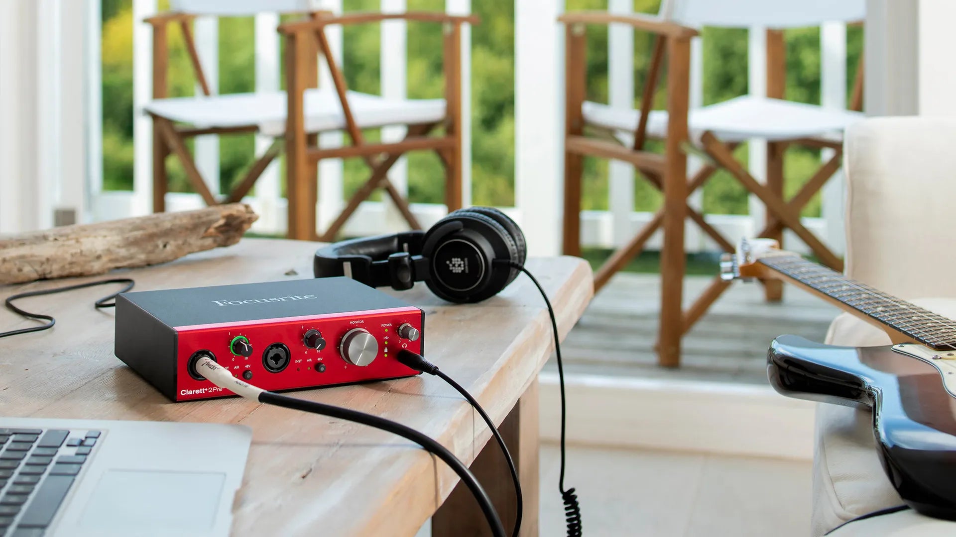 Interfaz Clarett+ con un micrófono conectado