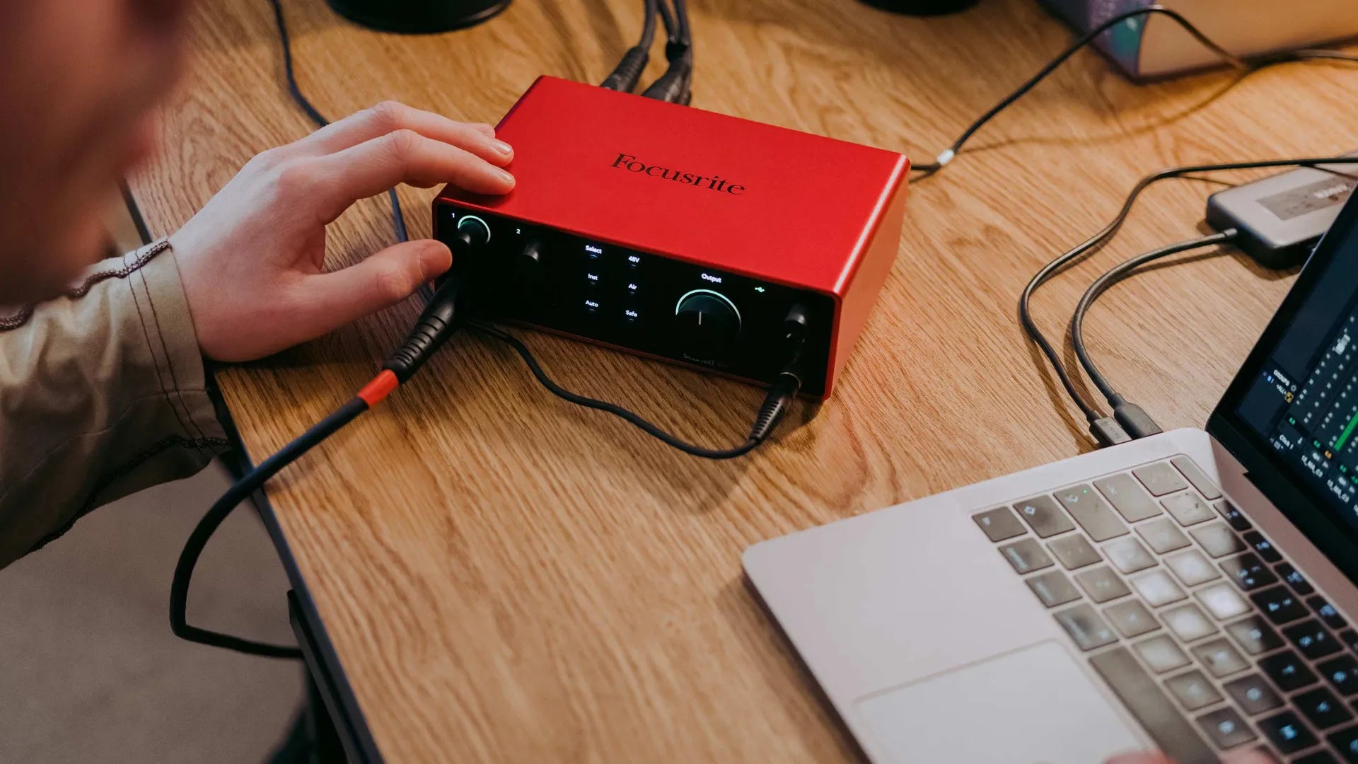 Interfaz de Audio Scarlett Solo 4G conectada a un laptop