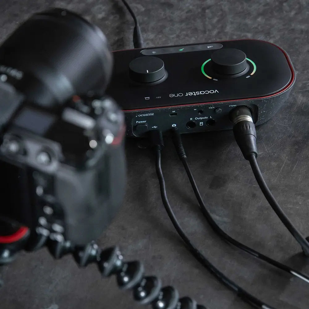 Vocaster One Interfaz para Podcast conectada a una cámara digital