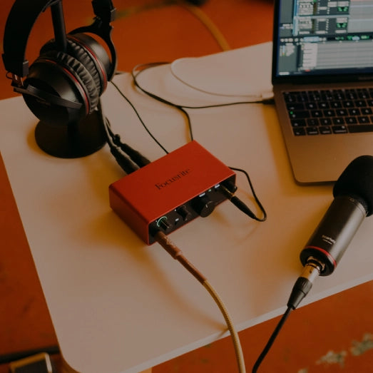 Kit Scarlett Solo Studio conectada a una laptop